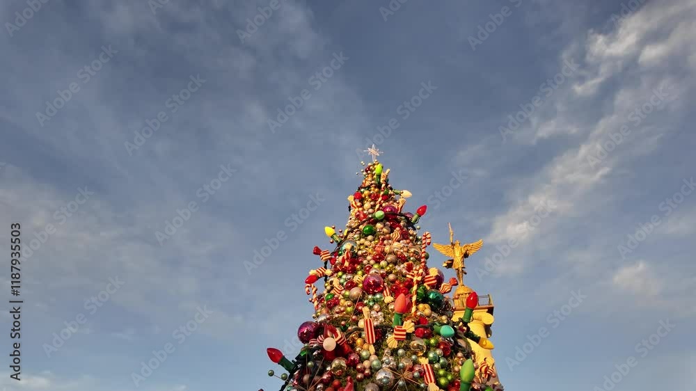 Arbol de navidad gigante con cielo despejado 