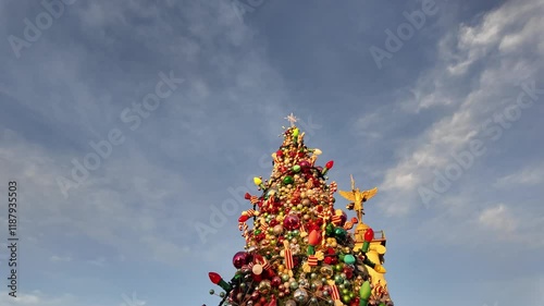 Arbol de navidad gigante con cielo despejado  photo