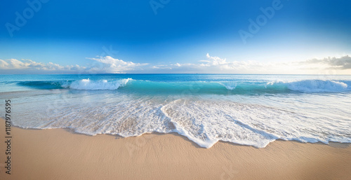 美しい青い海と砂浜と青空。水平線。（Beautiful blue sea, sandy beach and blue sky. Horizon.）
