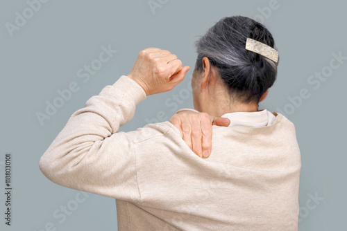 오십견 _ 어깨 통증을 느끼는 여성 어르신