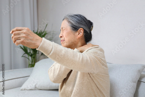 오십견 _ 어깨 통증을 느끼는 여성 어르신