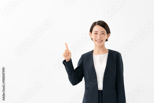 白背景で指をさす女性