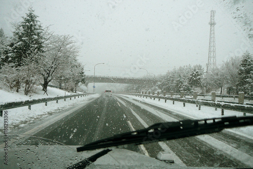 日本　高速道路を走行する車からの雪景色【北陸自動車道】新潟県上越市 photo