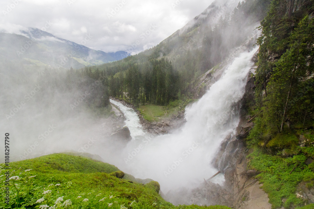 Fototapeta premium Paysage montagne et cascade en Autriche de l'ouest