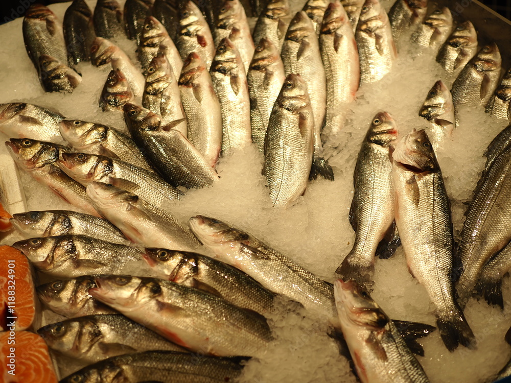 Obraz premium Fresh fish, herring in the market in ice