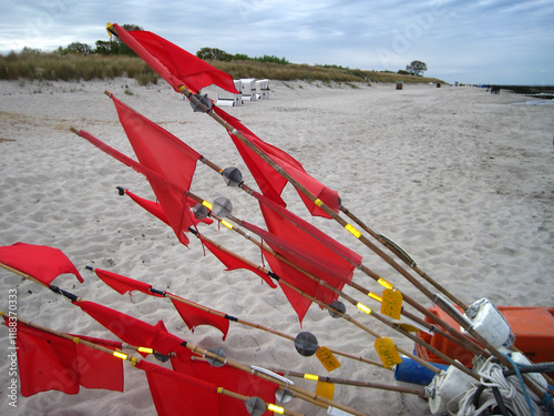 rote Flaggen für die Markierung von Fischernetzen auf dem Meer   photo