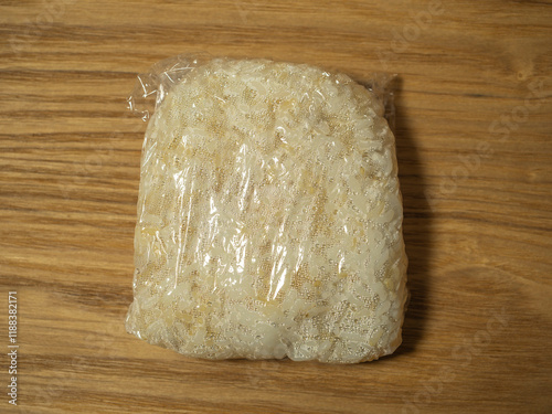 冷凍室に保存しておくラップに包んだごはん。