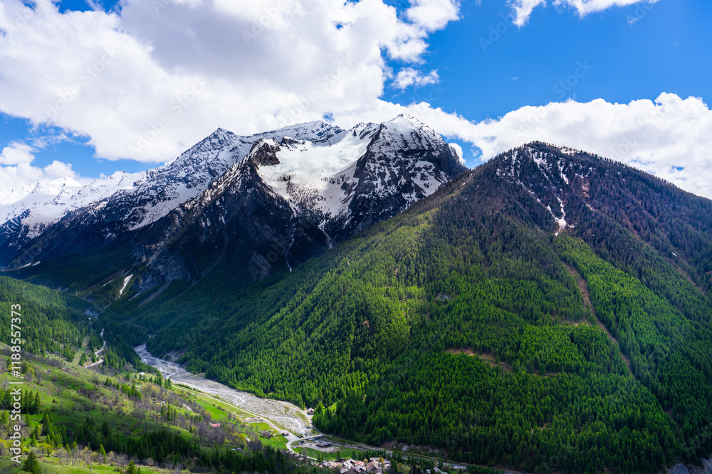 Obraz premium Snowy mountains in the Italian part of the Alps on a spring day near Montgenevre