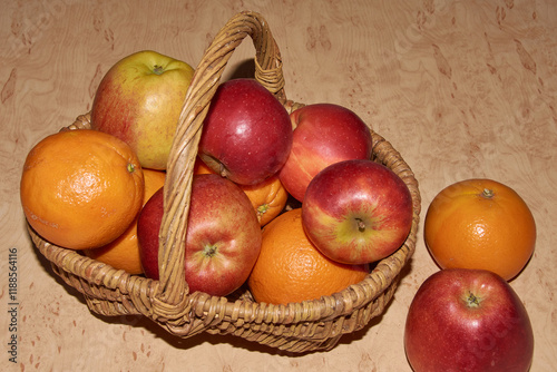 Obstkorb mit Äpfeln und Apfelsinen	 photo