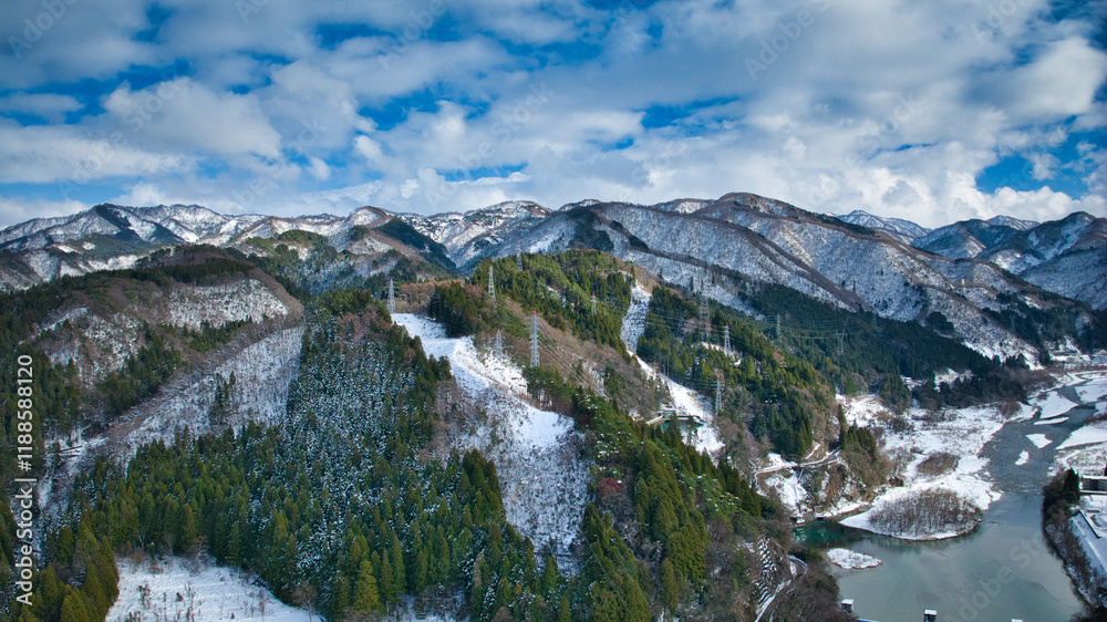 Obraz premium 日本の富山県を流れる黒部川に架かる愛本橋上空の風景