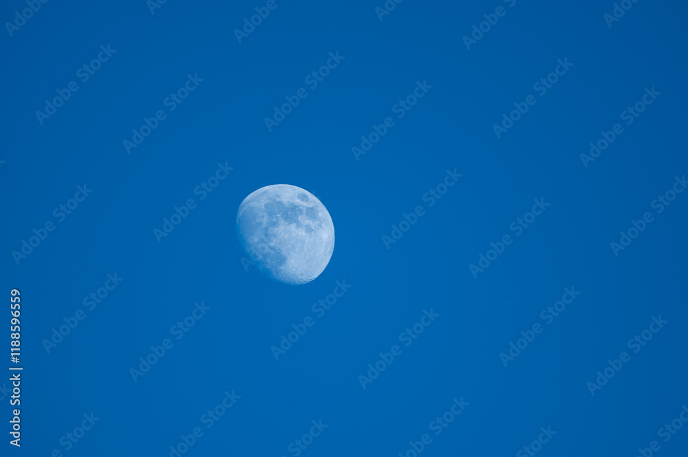 , Deutschland, 10.01.2025, Der Mond leuchtet vor klarem, tiefblauem Himmel, eingefangen bei Tageslicht. Ideal für Wetterthemen, Naturaufnahmen oder entspannende Motive. , Deutschland, 10.01.2025, Der Mond leuchtet vor klarem, tiefblauem Himmel, eingefangen bei Tageslicht. Ideal für Wetterthemen, Naturaufnahmen oder entspannende Motive.