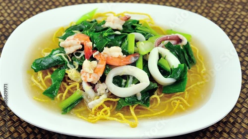 Crispy egg noodles with prawn gravy 