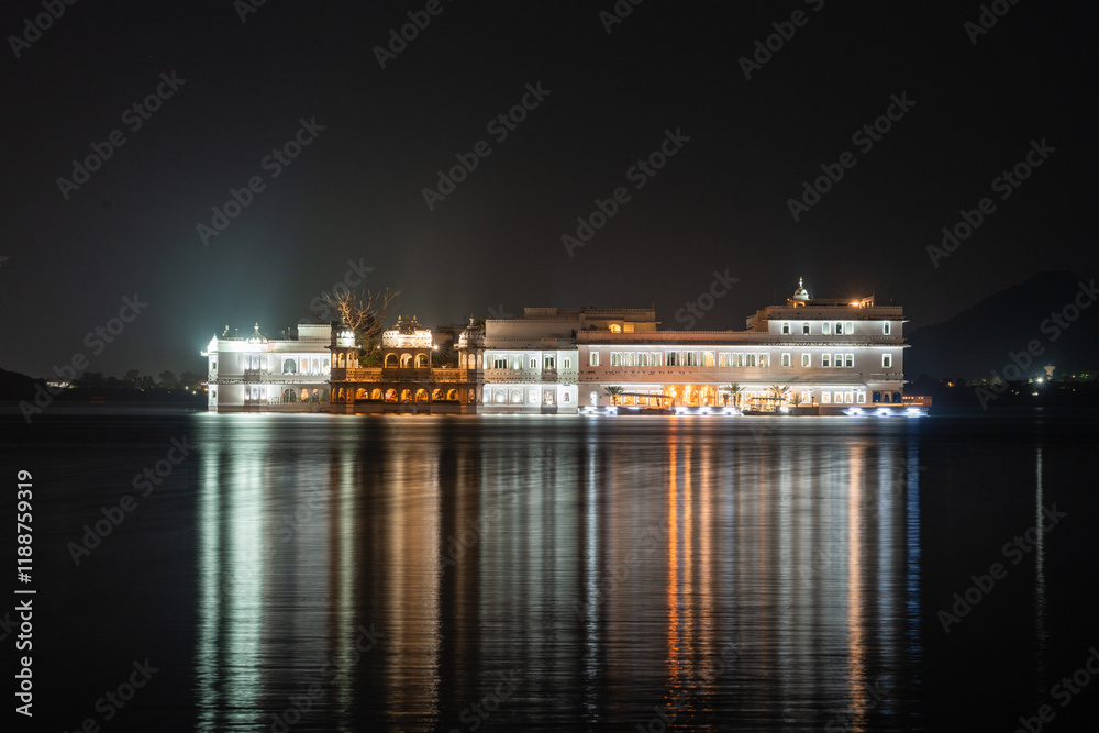 Fototapeta premium Jagmandir Island Palace im Pichholasee Stadtansicht und Stadtbild am See in Udaipur in Rajasthan Indien bei Nacht 