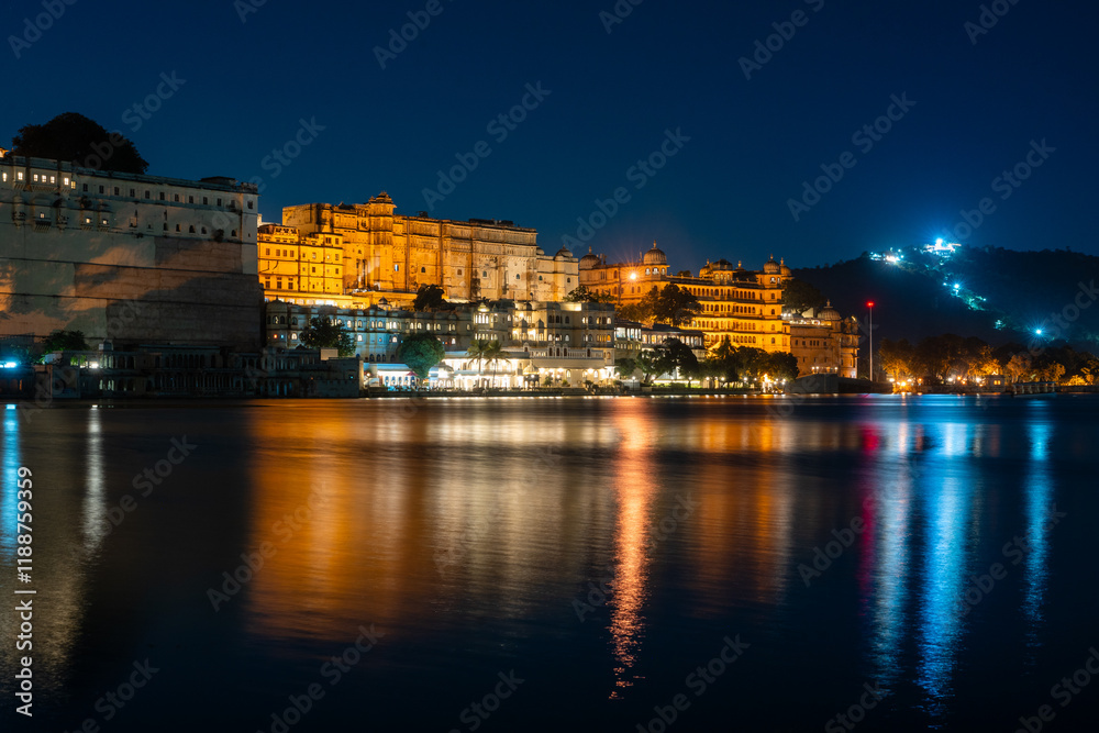 Fototapeta premium Stadtansicht und Stadtbild vom Stadtpalast am See in Udaipur in Rajasthan Indien bei Nacht 
