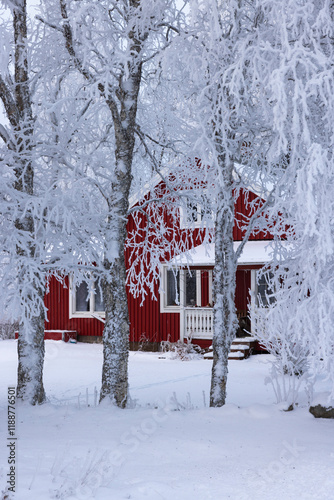 Rotes Haus in Schweden im winter
