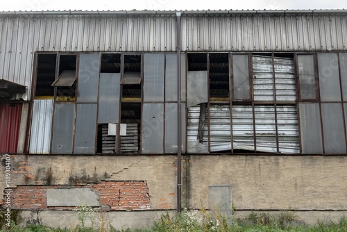 Obraz na płótnie Vandalized and broken window of old industrial building w salonie