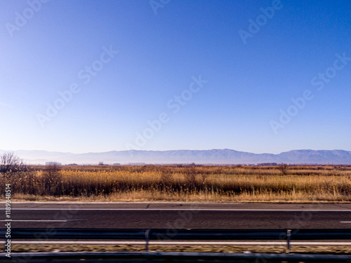 Obraz na płótnie View to field and mountain from highway w salonie