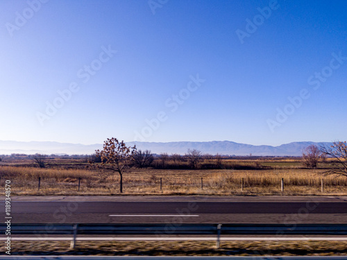 Obraz na płótnie View to field and mountain from highway w salonie