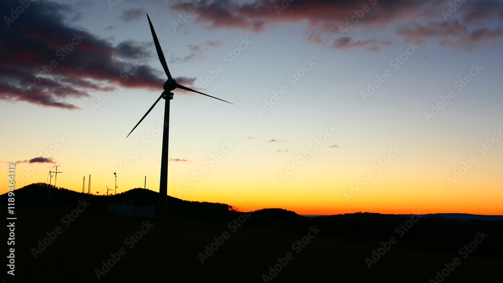 Obraz premium Windkraftanlage in Lichtenegg, Bucklige Welt in Niederösterreich (2)