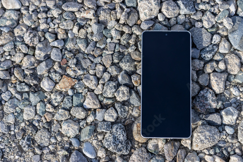 Obraz na płótnie 小石の道に落ちたスマートフォン w salonie