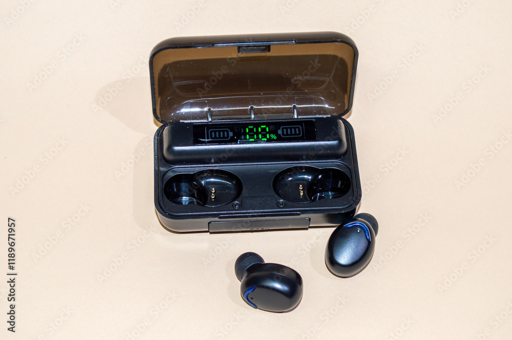 Fototapeta premium Cascos inalámbrico para escuchar música en privado.