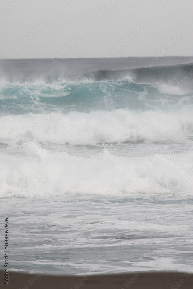 Fototapeta premium Ocean Waves Crashing on the Shoreline