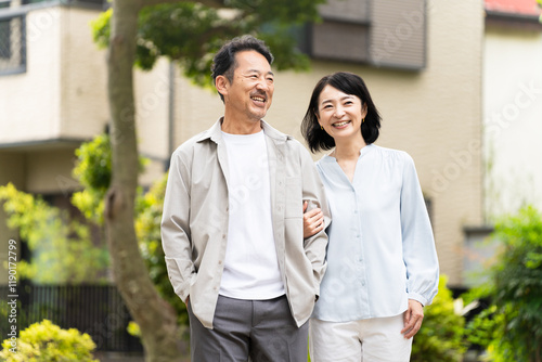 散歩をする熟年夫婦　ライフスタイルイメージ