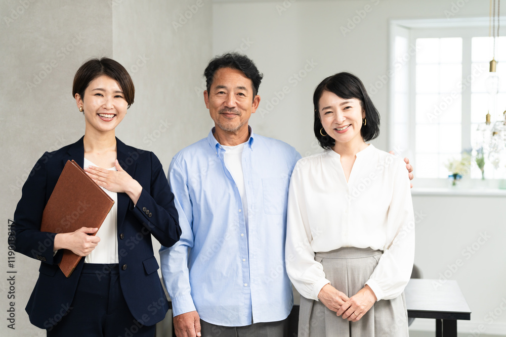 熟年夫婦と保険外交員　ビジネスイメージ