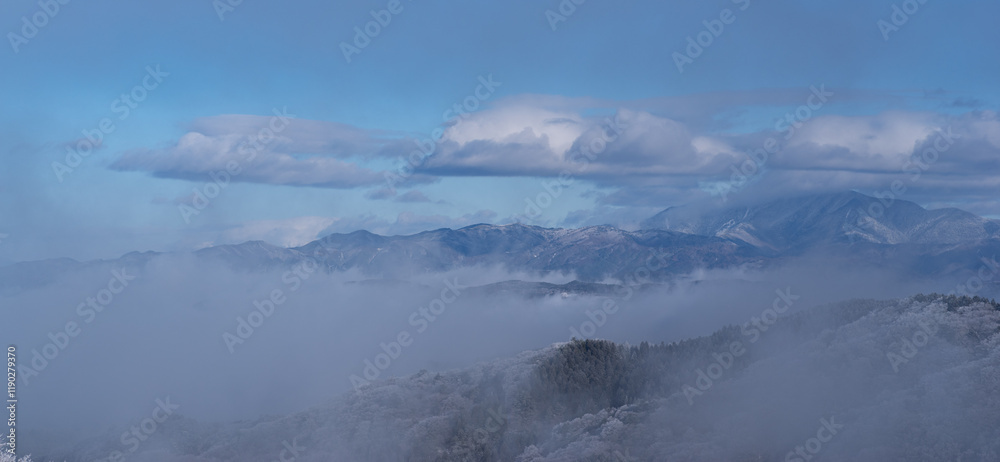 Naklejka premium 雲海と積雪した山々の風景
