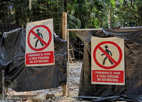 Prohibido el paso a toda persona no  autorizada. (Passage interdit à toute personne non autorisée) Panneau en espagnol. photo