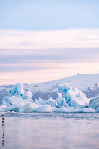 Obraz na płótnie Stunning view of Diamond Beach. The Diamond Beach in Iceland is a black volcanic sand beach where icebergs from the glacier lagoon drift ashore. w salonie