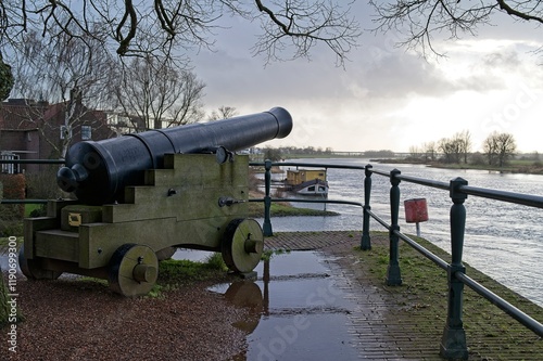 The Bult of Ketje along the IJssel used to be part of the city wall to defence the city of Zutphen. The cannon still reminds us of this. The photo was taken in December during heavy rains. photo