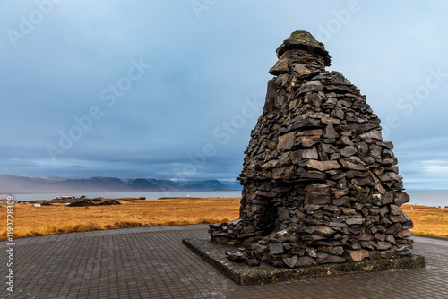 Obraz na płótnie Bardur Snaefellsas Statue at Arnarstapi on Snaefellsnes Peninsula in Iceland w salonie