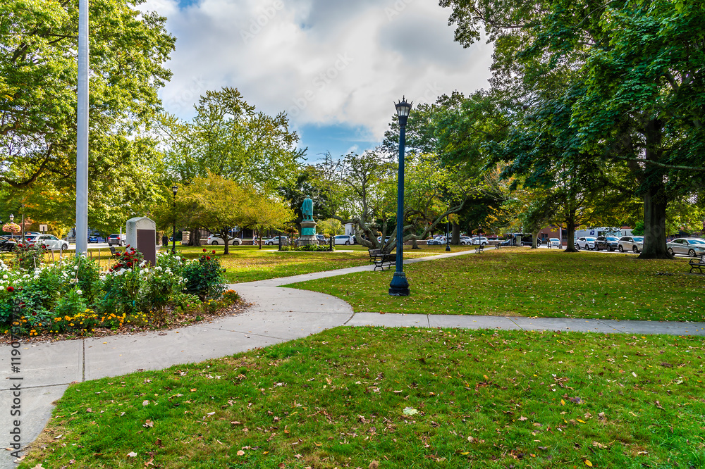 Fototapeta premium A view from the center of Touro Park in Newport, USA in the fall