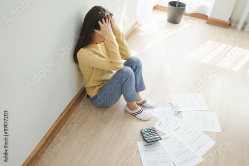 Fotografie stressed young asian woman trying to find money to pay credit card debt