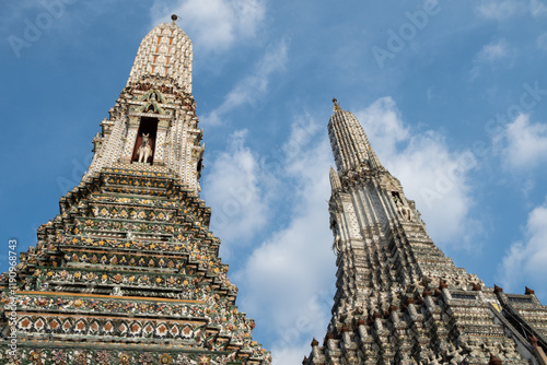 Obraz na płótnie Arun Pagoda, is a Buddhist temple locate on west bank of the Chao Phraya River. Among the best known of Bangkok and Thailand's landmark w salonie