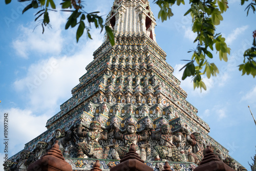 Obraz na płótnie Arun Pagoda, is a Buddhist temple locate on west bank of the Chao Phraya River. Among the best known of Bangkok and Thailand's landmark w salonie