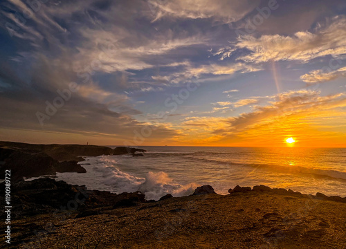 Atemberaubender Sonnenuntergang über dem Atlantik bei Porto Covo, Portugal photo