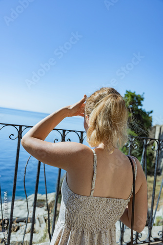 Junge Frau auf der Burgmauer von Kavala in Griechenland