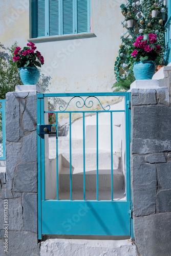 Blaue Eingangstür in der Griechischen altstadt von Kavala