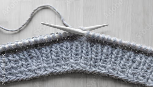 Strickzeug mit echter wolle und Holzstricknadeln