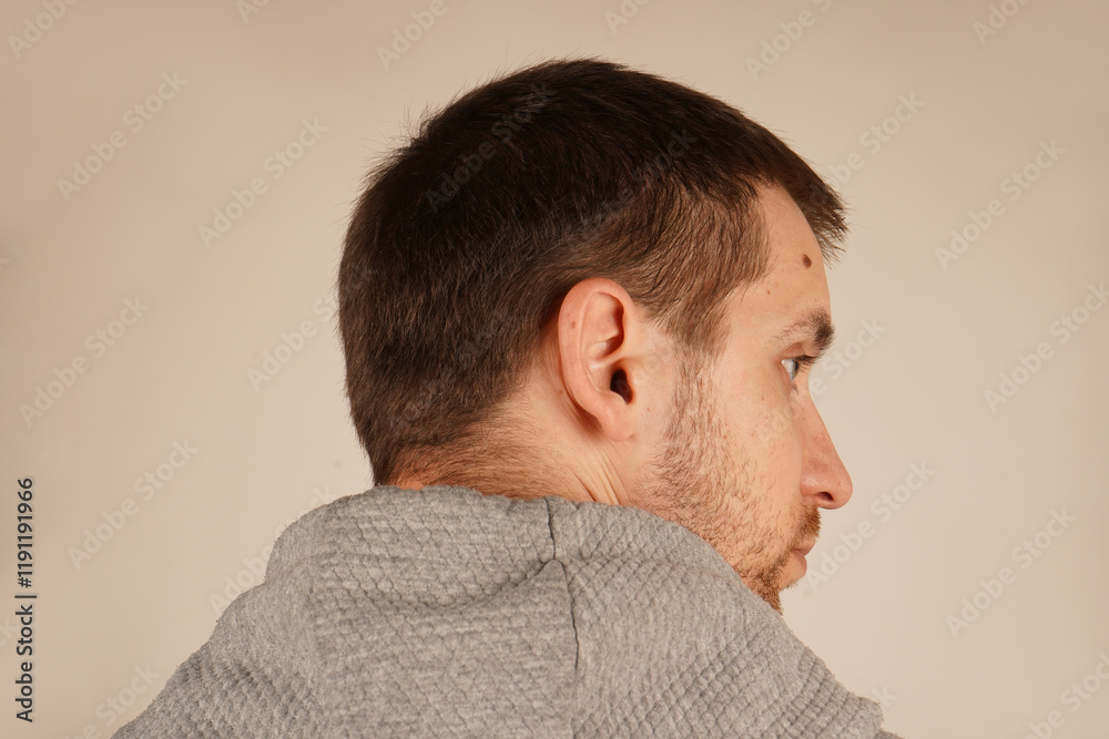 Obraz premium The texture of his hair is clear, and the shape of his head is emphasized. This perspective gives a mysterious and contemplative feel. A close-up of a man's head with dark hair, viewed from behind.