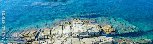 Klares Salzwasser im Mittelmeer an einer Felsküste