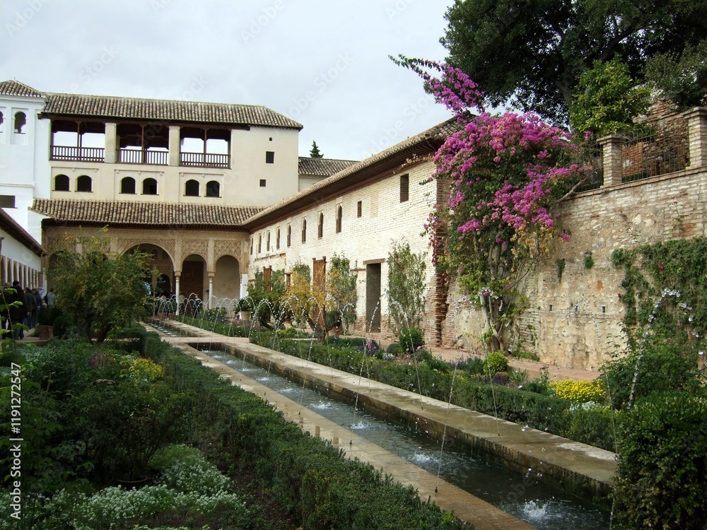 Obraz premium Garden with fountains in Granada's Alhambra