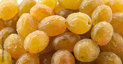 Obraz na płótnie Micro close-up and details of Organic golden long size raisins (dry grapes ) isolated over white background w salonie