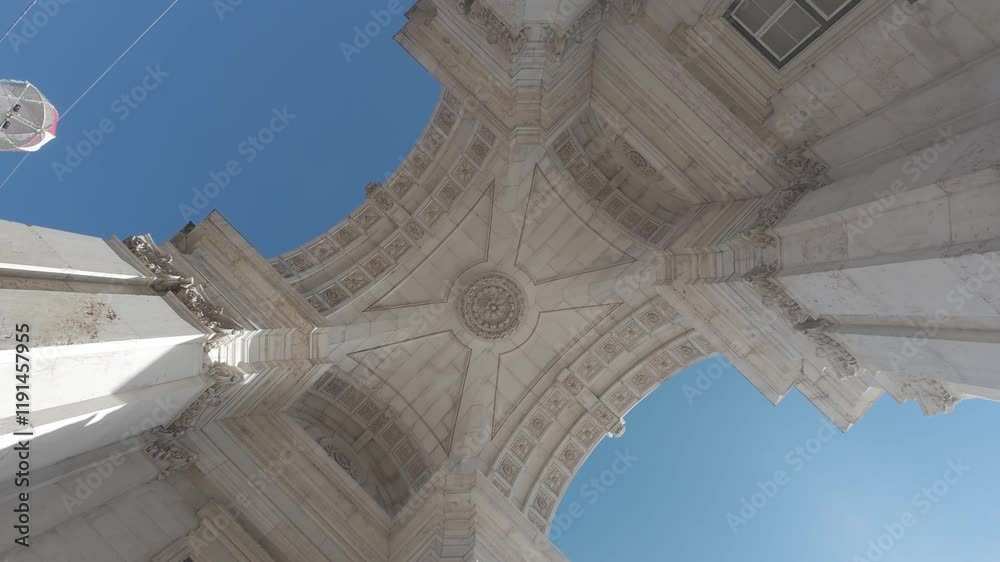 A Praça do Comércio, junto ao Rio Tejo, é um ícone histórico de Lisboa. Com o Arco da Rua Augusta e edifícios imponentes, reflete a ligação da cidade ao comércio e ao mar.