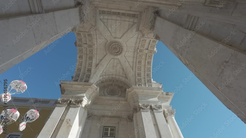 A Praça do Comércio, junto ao Rio Tejo, é um ícone histórico de Lisboa. Com o Arco da Rua Augusta e edifícios imponentes, reflete a ligação da cidade ao comércio e ao mar.
