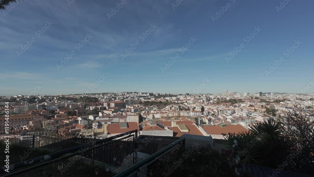 O Miradouro da Senhora do Monte, em Lisboa, oferece uma das vistas mais deslumbrantes da cidade. Localizado num dos pontos mais altos, é conhecido pela sua tranquilidade.