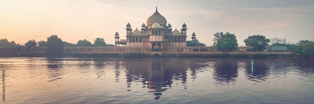 Fototapeta premium Majestic Mosque reflected in calm water at dawn.