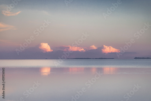 Entorno del salar de Uyuni al atardecer